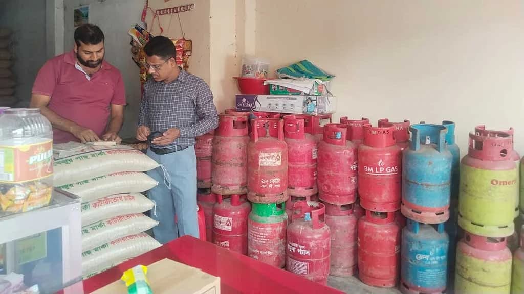 এলপিজির দাম কত বাড়াতে চায় কোম্পানিগুলো? বিইআরসিতে প্রস্তাব