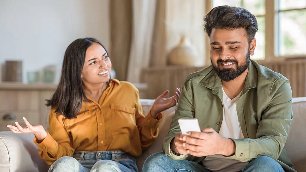 'ফাব্বিং': কথোপকথনের মাঝে ফোন ব্যবহারের ক্ষতিকর অভ্যাস