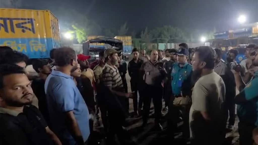 কুরিয়ার সার্ভিসের গুদামে হামলা-লুটপাট, ‘শীর্ষ সন্ত্রাসী’ ইমনের নামে ভাড়া দাবি