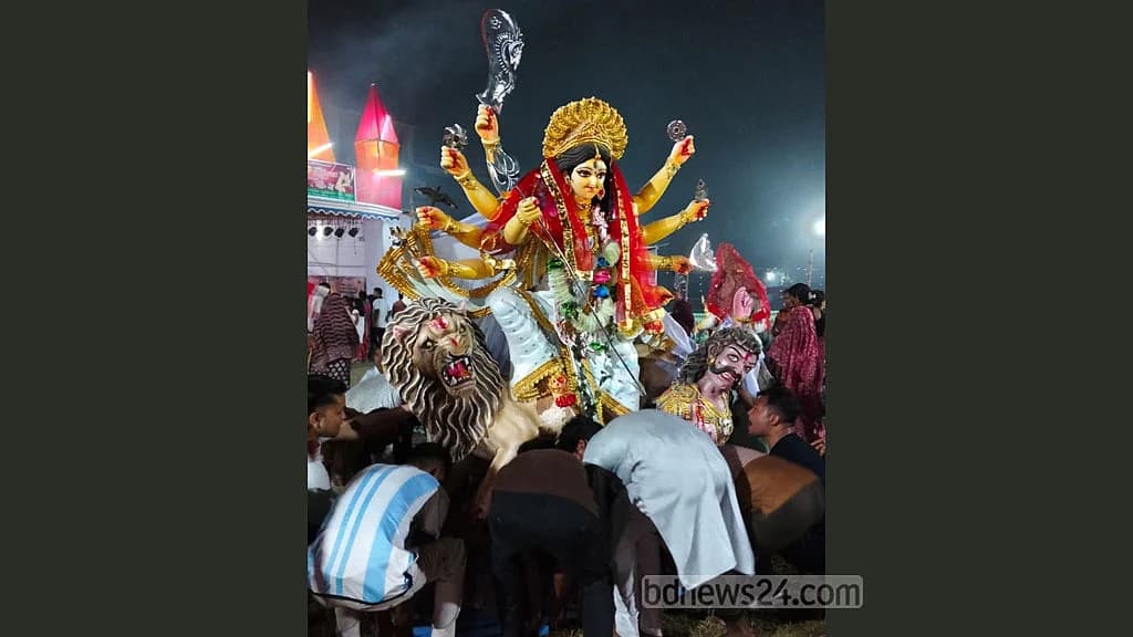 নারায়ণগঞ্জে ‘নিত্যপূজা’র আশ্বাসে দুর্গা প্রতিমা বিসর্জন