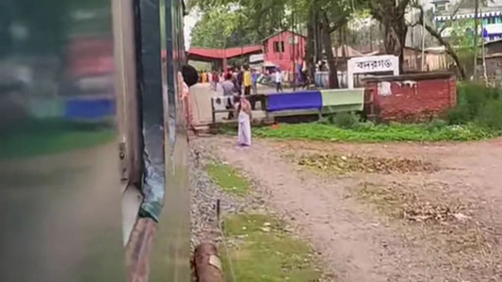 রংপুরে দোলনচাঁপা এক্সপ্রেসের বগি লাইনচ্যুত, ট্রেন চলাচল ব্যাহত