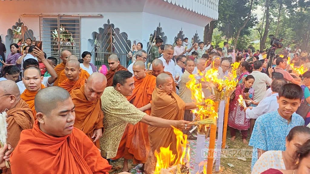 খাগড়াছড়িতে প্রবারণা পূর্ণিমায় ‘৮৪ হাজার প্রদীপ প্রজ্বলন’