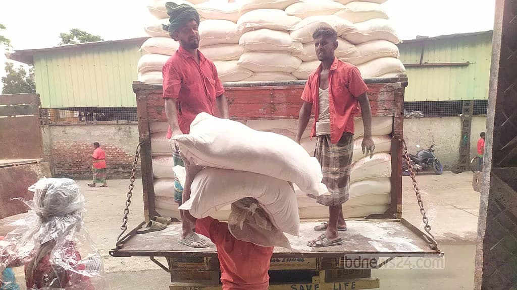 টানা ৮ দিনের ছুটি শেষে বেনাপোল বন্দরে কর্মচাঞ্চল্য