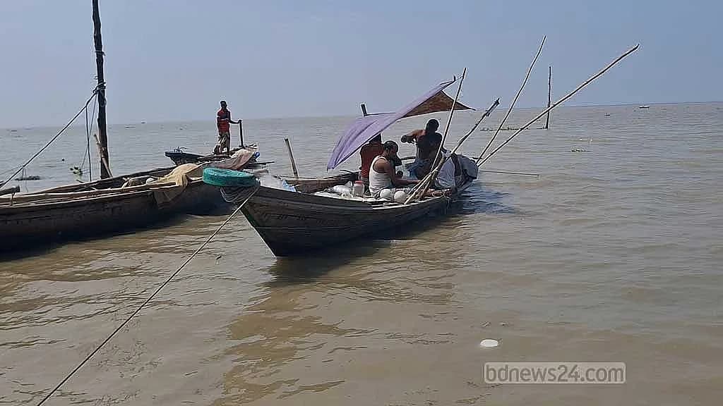 চাঁদপুরে মা ইলিশ ধরার অভিযোগে ২৫ জেলে আটক, জাল-নৌকা জব্দ