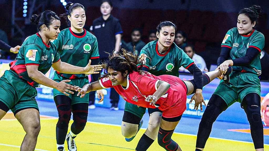 ইংল্যান্ডকে ৭৯-১৩ পয়েন্টে উড়িয়ে দিল বাংলাদেশ