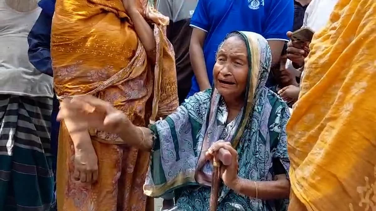 ছয় ছেলের পাকা বাড়ি, তবু মায়ের ঠাঁই হলো না কারও ঘরে