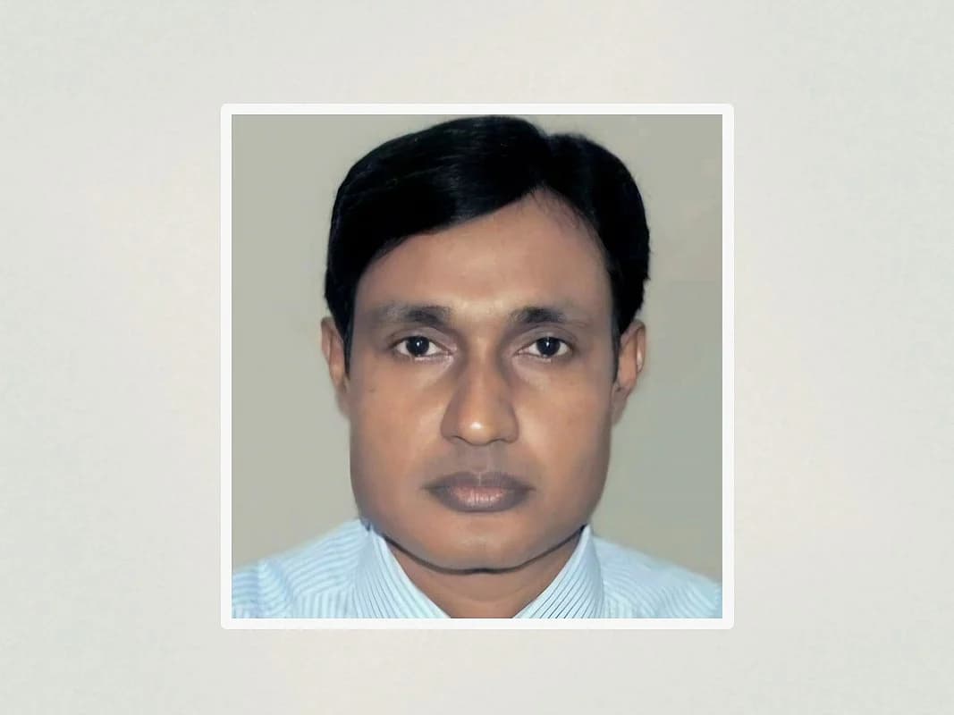 প্রধানমন্ত্রীর সঙ্গে হাত মেলানোর সময় রাষ্ট্রাচার ‘ভঙ্গ’, রাজশাহী বিভাগীয় কমিশনারকে প্রত্যাহার