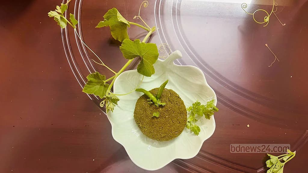 গরম ভাতের সঙ্গে জমবে কুমড়া পাতা দিয়ে চিংড়ি ভর্তা