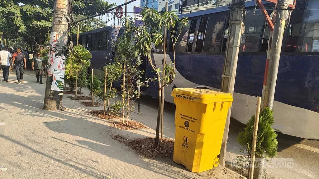 এখনও হাঁটা যাচ্ছে মিরপুরের ফুটপাতে