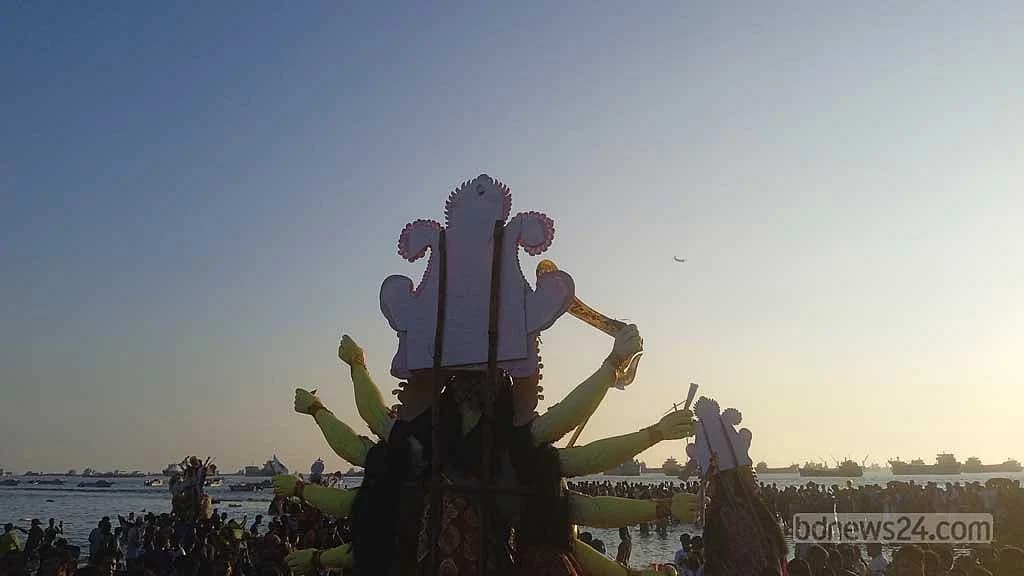 পতেঙ্গায় প্রতিমা বিসর্জন, ভক্তদের ঢল