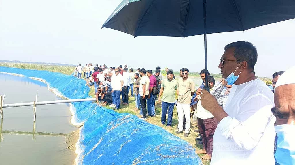 চাঁদপুরে কৃষিজমি ‘দখল করে’ মাটি বিক্রি, সাংসদের নেতৃত্বে উচ্ছেদ অভিযান