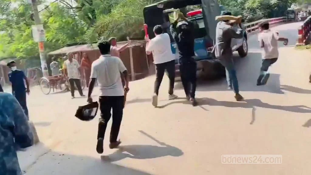 গোপালগঞ্জে ছাত্রলীগ-যুবলীগের মিছিল থেকে পুলিশকে মারধর, গাড়ি ভাঙচুর