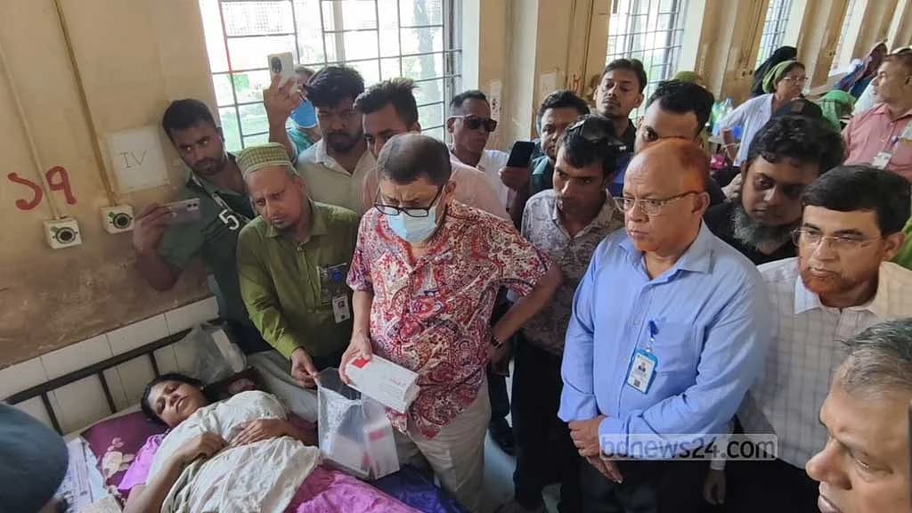 ময়মনসিংহ মেডিকেলে অব্যবস্থাপনা দেখে ক্ষুব্ধ স্বাস্থ্যমন্ত্রী, তদন্তের নির্দেশ