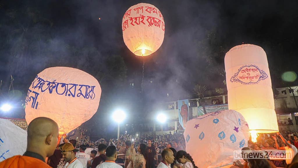 প্রবারণা পূর্ণিমায় ফানুস উৎসব