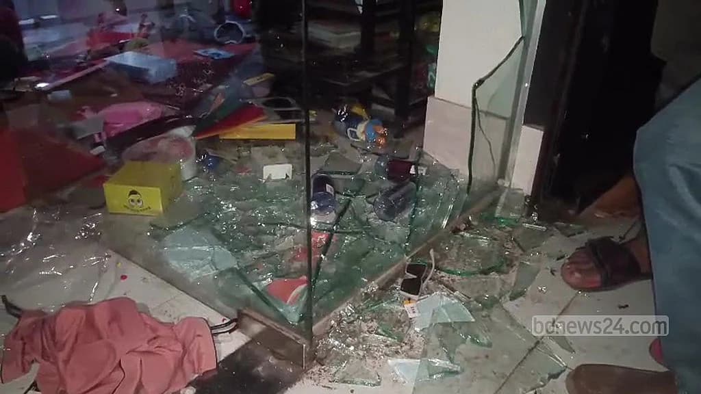 নাটোরে ছাত্রদল নেতা খুন: এমপিপুত্রের ‘ঘনিষ্ঠ’ প্রবাসীর শপিংমলে হামলা ও লুটপাট