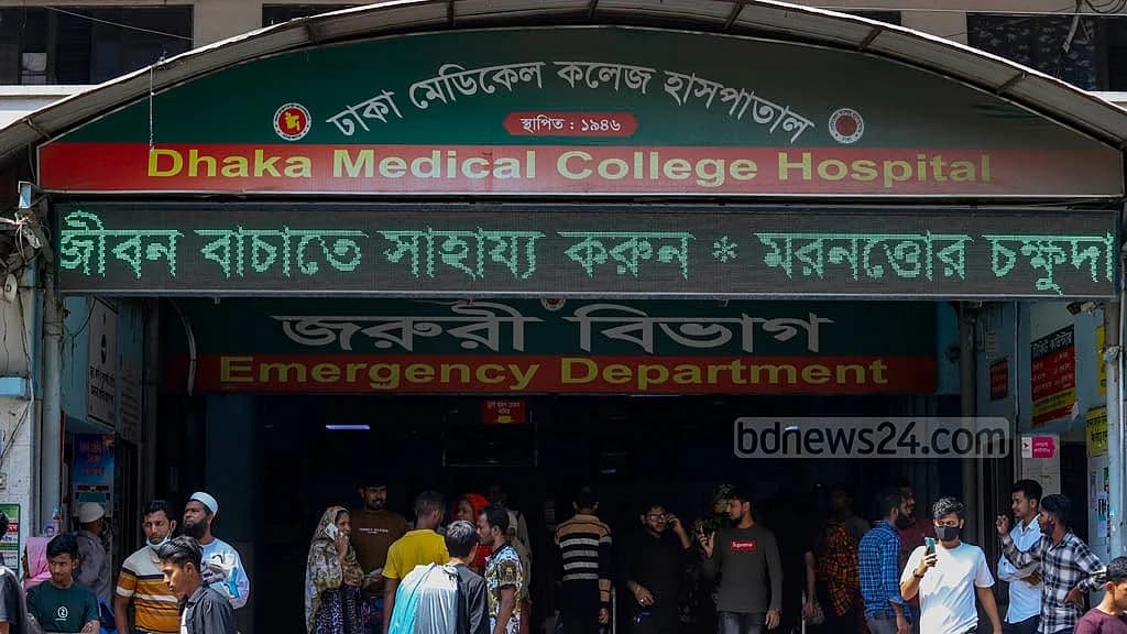 ঢাকা মেডিকেলের নতুন ভবনের নিচে পড়ে ছিল তরুণের লাশ