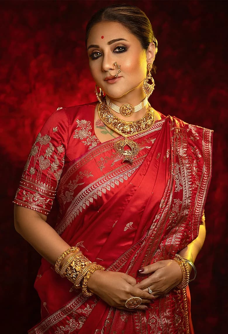 শারদীয় সাজে লাল বেনারসিতে নজর কাড়লেন স্বস্তিকা